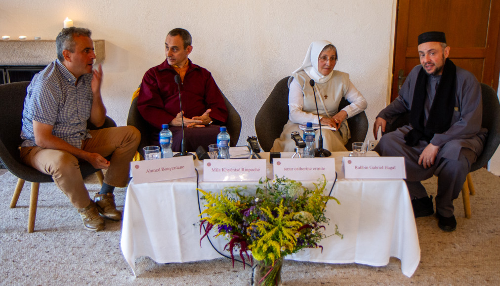 Journées hors du temps de Crêt Bérard (VD), avec le rabbin Gabriel Hagaï, le pratiquant soufi Ahmed Bouyerdene, l’enseignant bouddhiste Mila Khyentsé et l’ermite catholique soeur Catherine. Journées hors du temps de Crêt Bérard (VD), avec le rabbin Gabriel Hagaï, le pratiquant soufi Ahmed Bouyerdene, l’enseignant bouddhiste Mila Khyentsé et l’ermite catholique soeur Catherine. / ©Yves Butzberger