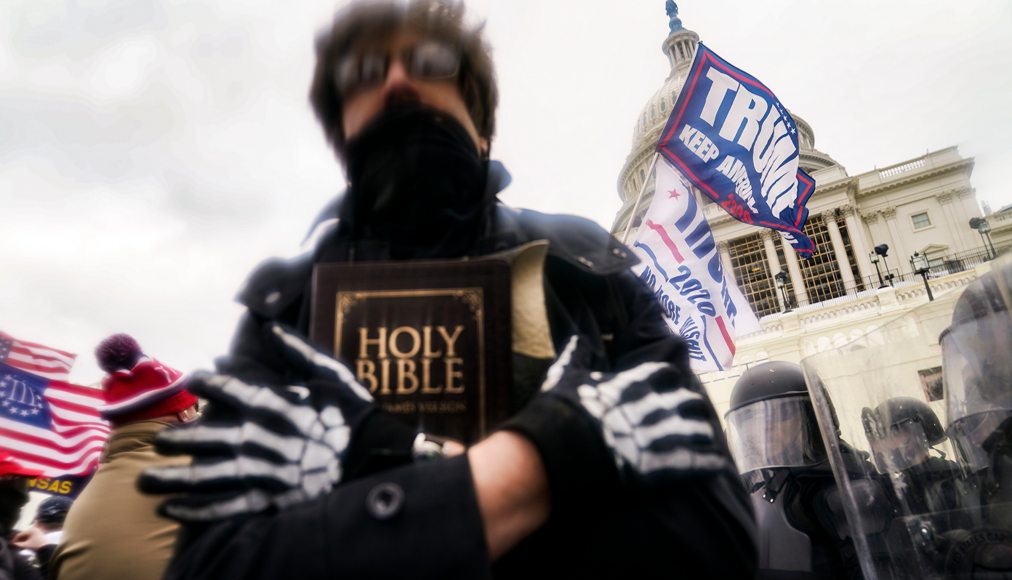 Lors de la tentative d’insurrection au Capitole, ce mercredi 6 janvier à Washington, de nombreuses pancartes aux références chrétiennes ont été brandies par les manifestants pro-Trump. Lors de la tentative d’insurrection au Capitole, ce mercredi 6 janvier à Washington, de nombreuses pancartes aux références chrétiennes ont été brandies par les manifestants pro-Trump. / RNS / AP