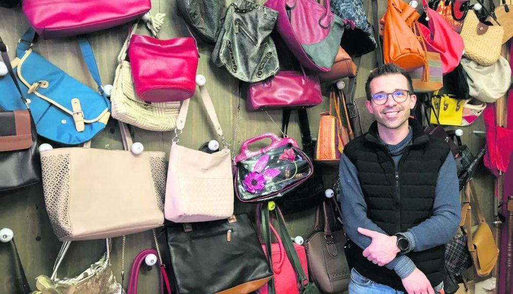 Au Galetas de Lausanne, le rayon sacs à main pensé par Cédric Maulaz a été conçu avec des matériaux de seconde main, y compris des balles de golf. Au Galetas de Lausanne, le rayon sacs à main pensé par Cédric Maulaz a été conçu avec des matériaux de seconde main, y compris des balles de golf. / © DR