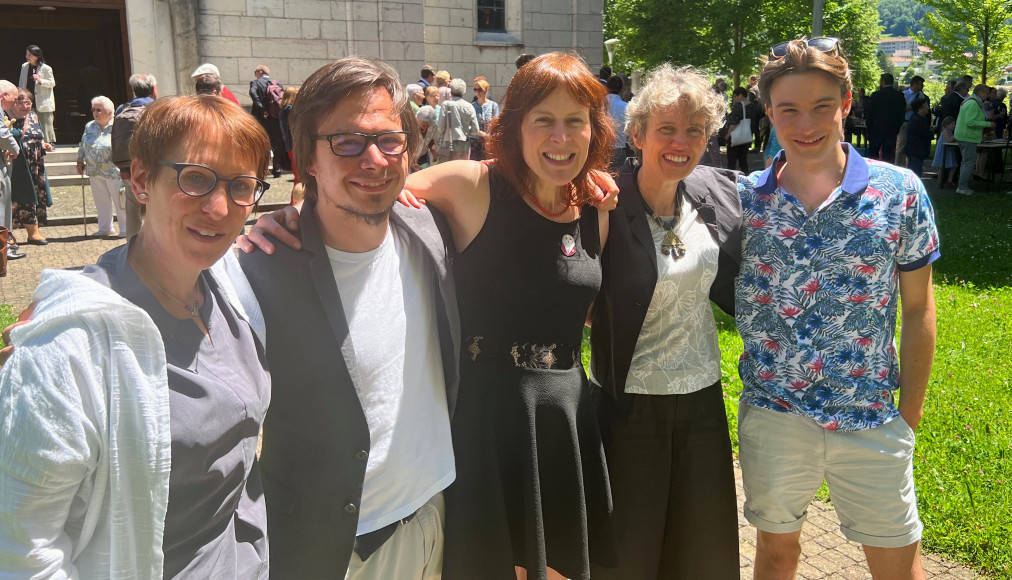 Installation des nouveaux ministres: Florence Hostettler, Quentin Jeannerat, Sarah Vollert, Valérie Gafa et Matthieu Mérillat. © DR Installation des nouveaux ministres: Florence Hostettler, Quentin Jeannerat, Sarah Vollert, Valérie Gafa et Matthieu Mérillat. © DR / Consécration des nouveaux ministres: Florence Hostettler, Quentin Jeannerat, Sarah Vollert, Valérie Gafa et Matthieu Mérillat. © DR