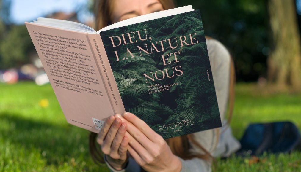Le mook « Dieu, la nature et nous, Repères pour une écologie protestante» lu dans un pré. Le mook « Dieu, la nature et nous, Repères pour une écologie protestante» lu dans un pré. / Photomontage (Eh oui, notre mook est en cours de fabrication)