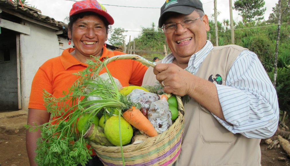 Le réseau ANAFAE fondé par Octavio Sanchez Escoto (à droite) organise des foires d’échanges de semences traditionnelles, des formations théoriques, des ateliers pratiques… Le réseau ANAFAE fondé par Octavio Sanchez Escoto (à droite) organise des foires d’échanges de semences traditionnelles, des formations théoriques, des ateliers pratiques… / © DR