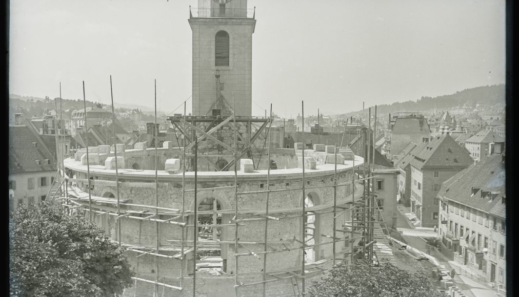 Le chantier avant la construction de la charpente métallique qui soutiendra la toiture. Le chantier avant la construction de la charpente métallique qui soutiendra la toiture. / © SP Bibliothèque de la ville de La Chaux-de-Fonds