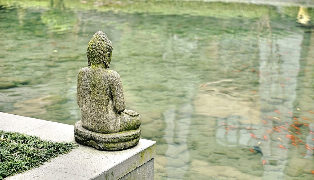 Une statue de Bouddha au bord d’un bassin zen Une statue de Bouddha au bord d’un bassin zen / CC0 Silentpilot / Pixabay