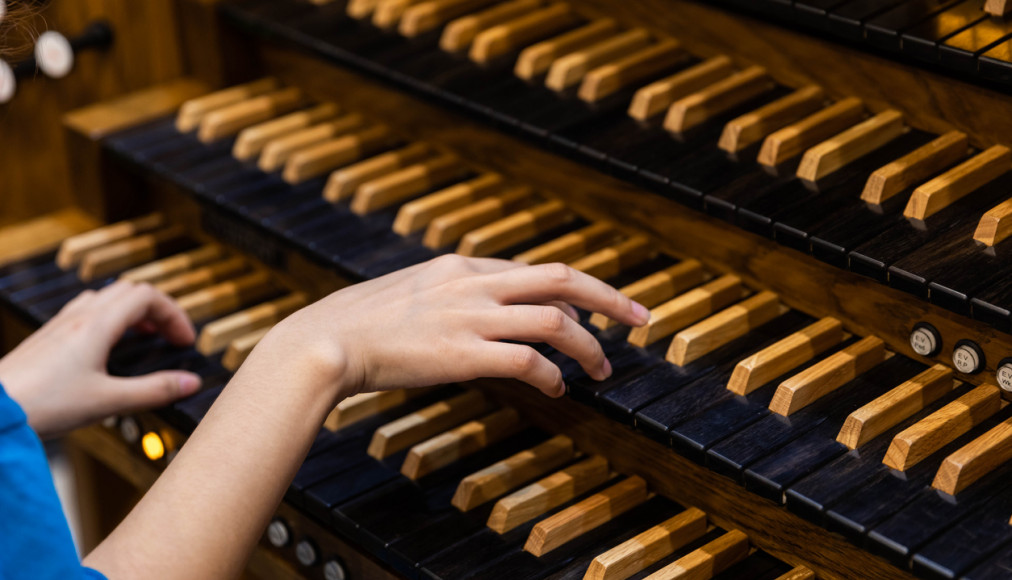 L'organiste: un instrumentiste de talent qui doit jouer de plusieurs claviers en même temps. L'organiste: un instrumentiste de talent qui doit jouer de plusieurs claviers en même temps. / ©iStock