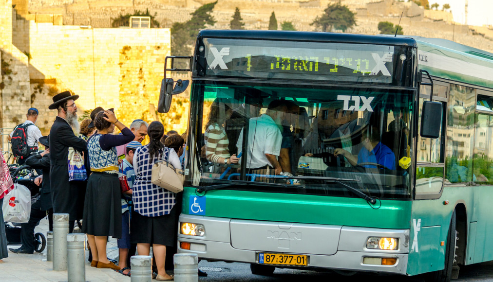 Groupe de juifs orthodoxes attendant de monter sur un autobus. Groupe de juifs orthodoxes attendant de monter sur un autobus. / ©iStock