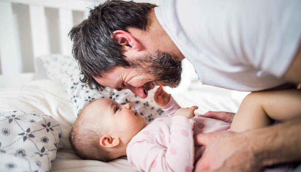 Les pères seront-ils bientôt autorisés à rester à la maison deux semaines après la naissance de leur enfant? La décision appartient désormais au peuple suisse, appelé à voter sur la question le 27 septembre prochain Les pères seront-ils bientôt autorisés à rester à la maison deux semaines après la naissance de leur enfant? La décision appartient désormais au peuple suisse, appelé à voter sur la question le 27 septembre prochain / IStock