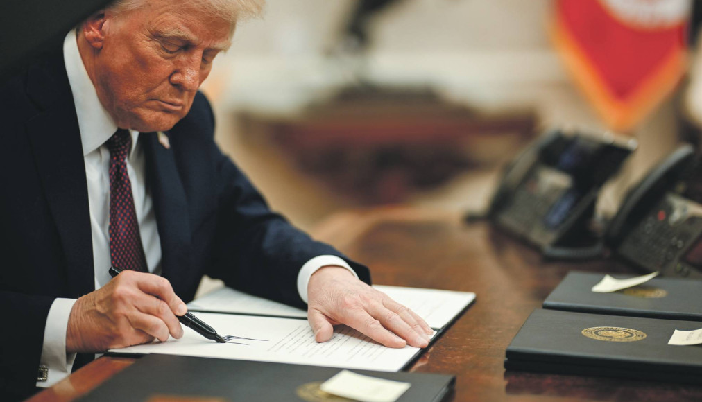 Donald Trump signe un décret officialisant le retrait des Etats-Unis de l’Organisation mondiale de la santé, le 20 janvier 2025, à la Maison-Blanche. / © 2025 / The Trump White House