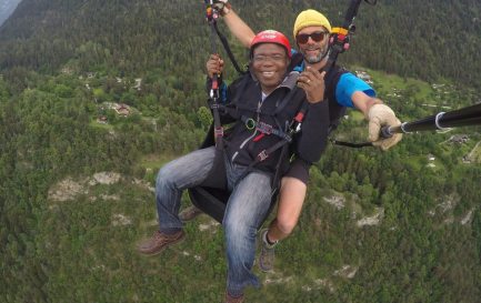  Le pasteur Espoir Adadzi du Togo qui vole pour la première fois en parapente avec le Valaisan Antoine Lambert, actuellement envoyé de DM-échange et mission au Togo. / ©DM-échange et mission